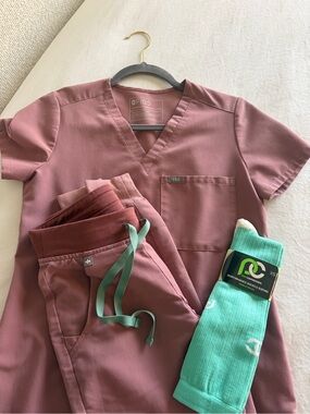 Figs Mauve Rose Scrub Set with Mint Green Socks